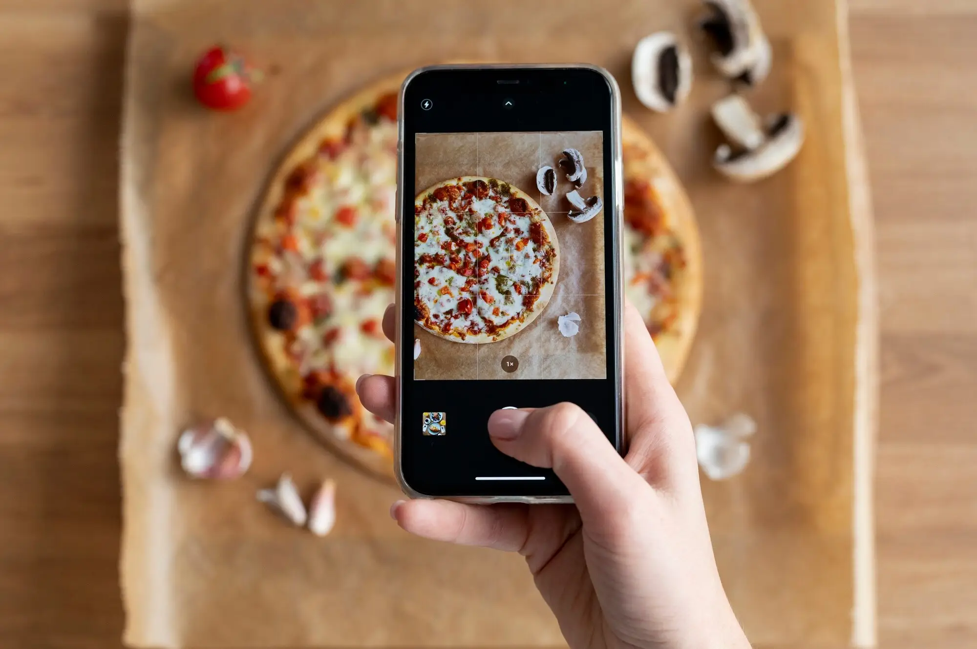 Cliente haciendo un pedido digital en una pizzería con Kiero+